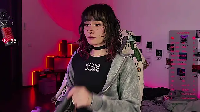 Snapshot of deadlysweet chatting on 09.30.25 deadlysweet online show from 09.30.25