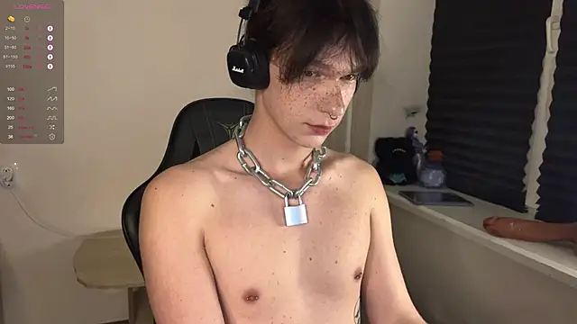 Snapshot of carthylovvve chatting on 10.23.25 carthylovvve online show from 10.23.25