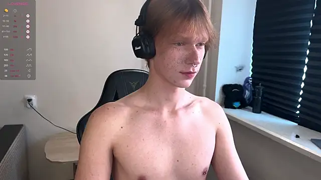 Snapshot of carthylovvve chatting on 11.11.25 carthylovvve online show from 11.11.25