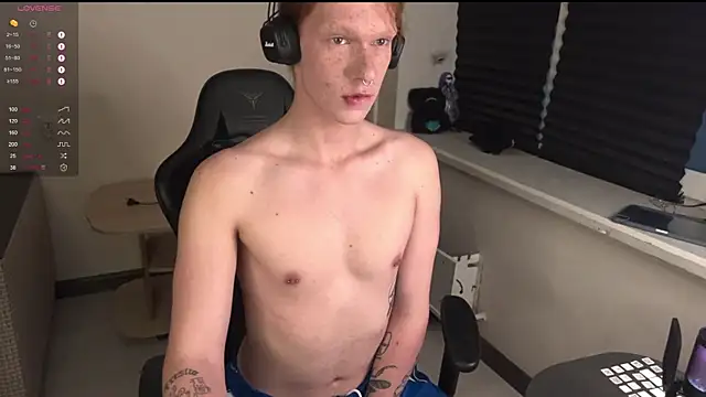 Snapshot of carthylovvve chatting on 12.04.25 carthylovvve online show from 12.04.25