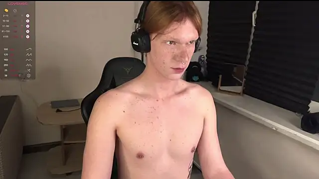 Snapshot of carthylovvve chatting on 12.05.25 carthylovvve online show from 12.05.25