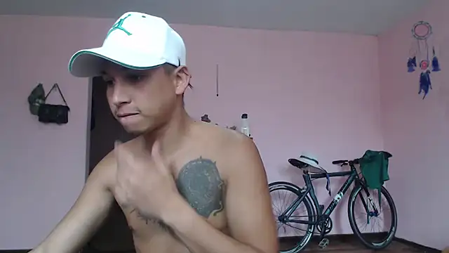 Snapshot of CoreAlejito chatting on 03.01.25 CoreAlejito online show from 03.01.25