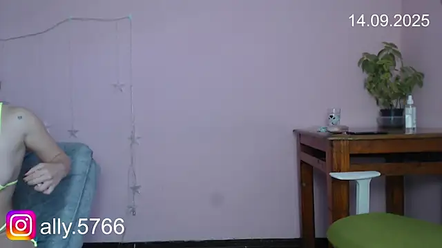 Snapshot of CoreAlejito chatting on 09.14.25 CoreAlejito online show from 09.14.25