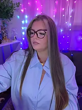 Snapshot of KikiBBW chatting on 11.04.25 KikiBBW online show from 11.04.25