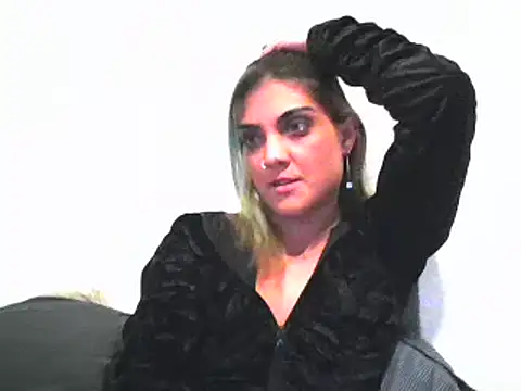 Snapshot of StripKi chatting on 02.11.25 StripKi online show from 02.11.25