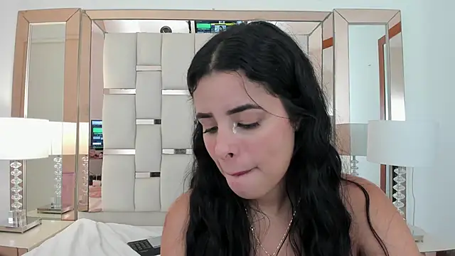 Snapshot of emma_castilloo chatting on 12.08.24 emma castilloo online show from 12.08.24