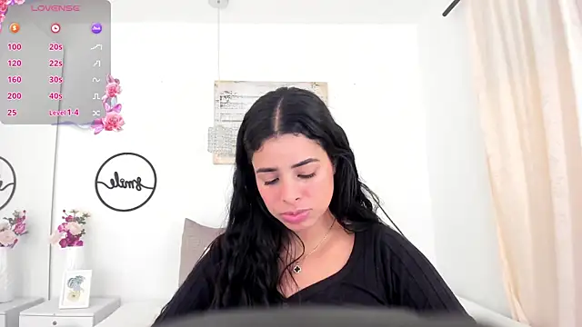 Snapshot of emma_castilloo chatting on 12.11.24 emma castilloo online show from 12.11.24