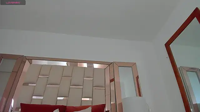 Snapshot of emma_castilloo chatting on 12.27.24 emma castilloo online show from 12.27.24