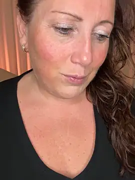 Snapshot of xsexycurvymilf chatting on 10.29.25 xsexycurvymilf online show from 10.29.25