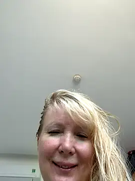 EmmaInLove23 online show from 11.26.25