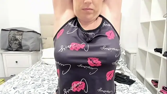 Snapshot of emmita69_ chatting on 11.17.25 emmita69 online show from 11.17.25