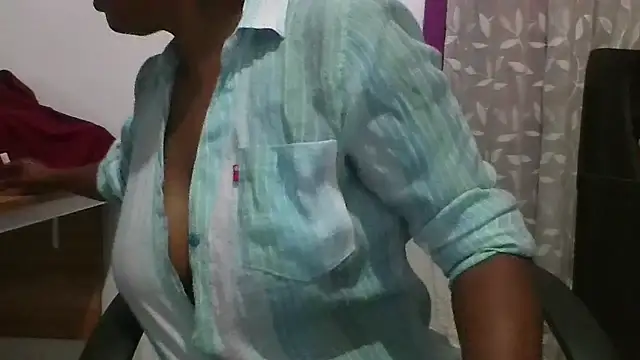 Snapshot of angelsilvia chatting on 11.21.25 angelsilvia online show from 11.21.25