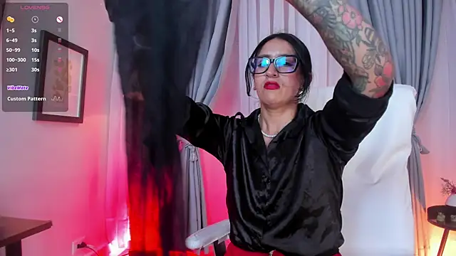 Snapshot of kira_moon__ chatting on 11.04.25 kira moon online show from 11.04.25