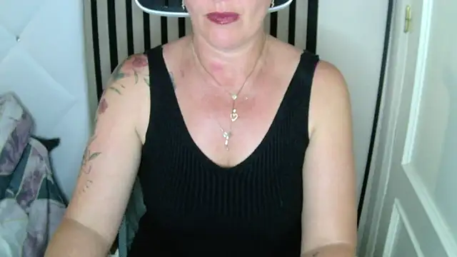 Snapshot of xxNoeliaxx chatting on 10.27.25 xxNoeliaxx online show from 10.27.25