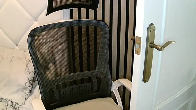 Snapshot of xxNoeliaxx chatting on 12.04.25 xxNoeliaxx online show from 12.04.25