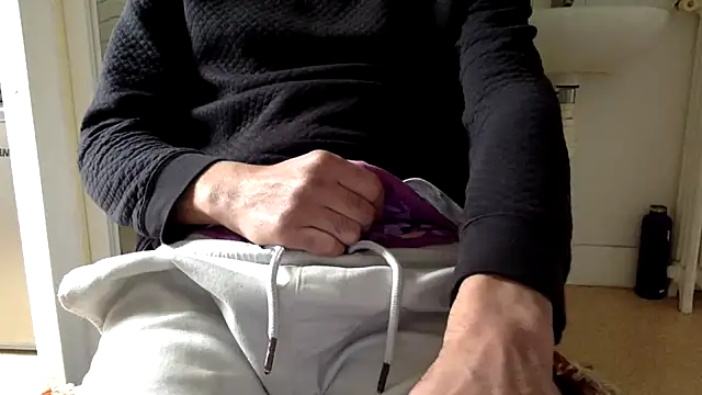 Snapshot of molozeb chatting on 11.25.25 molozeb online show from 11.25.25