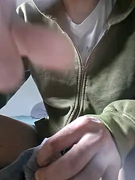 Snapshot of molozeb chatting on 12.15.25 molozeb online show from 12.15.25