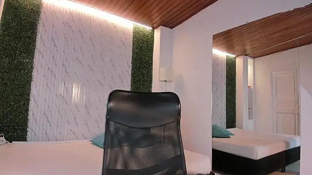 Snapshot of carina_rossi chatting on 11.18.25 carina rossi online show from 11.18.25