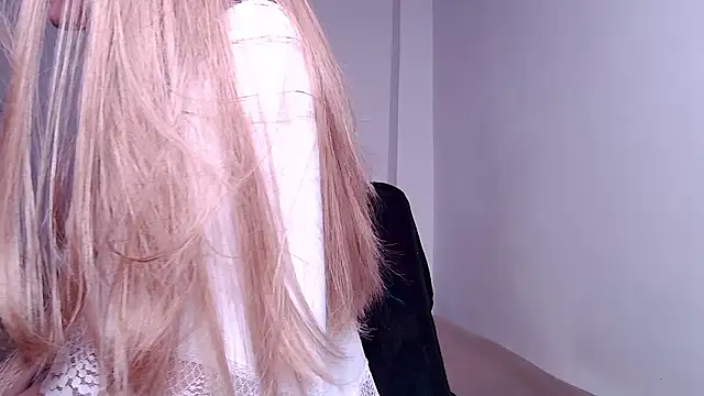 caarlywhitee online show from 04.19.26