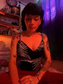 Snapshot of LiliJones_ chatting on 12.18.25 LiliJones online show from 12.18.25