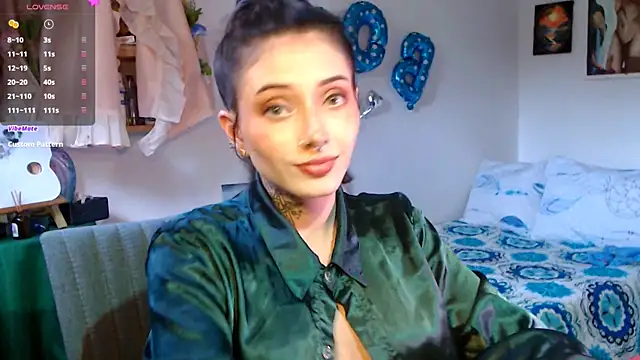 Snapshot of LiliJones_ chatting on 05.06.26 LiliJones online show from 05.06.26