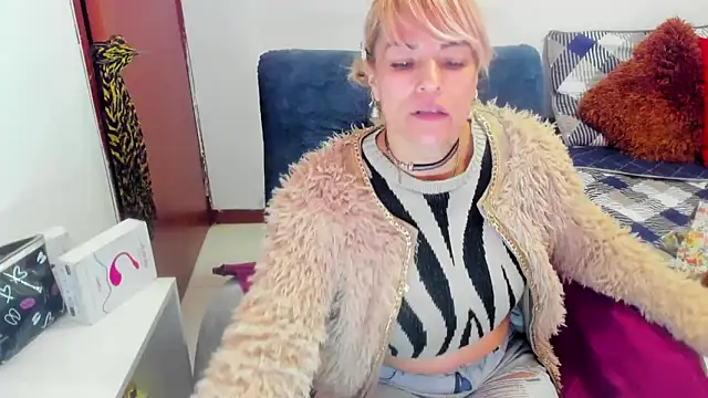 Snapshot of harly__queen chatting on 02.14.25 harly queen online show from 02.14.25