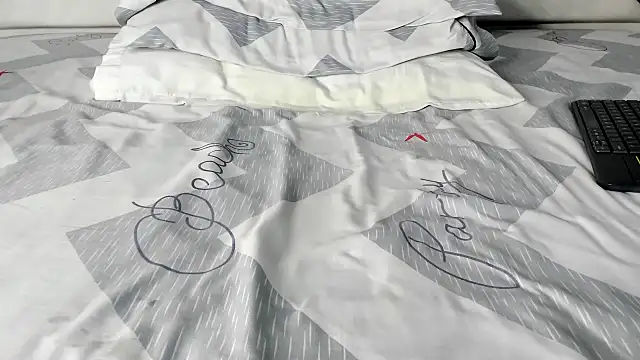 Snapshot of maybelline69 chatting on 10.21.25 maybelline69 online show from 10.21.25