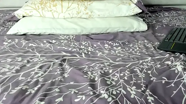 Snapshot of maybelline69 chatting on 11.17.25 maybelline69 online show from 11.17.25