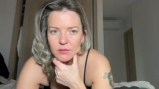 naughtyhollyxxxx online show from 02.05.25