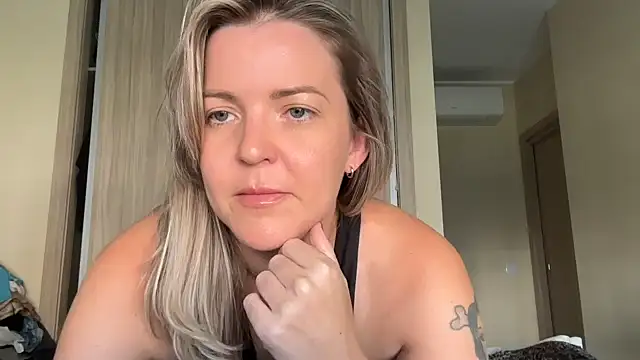 naughtyhollyxxxx online show from 09.30.25