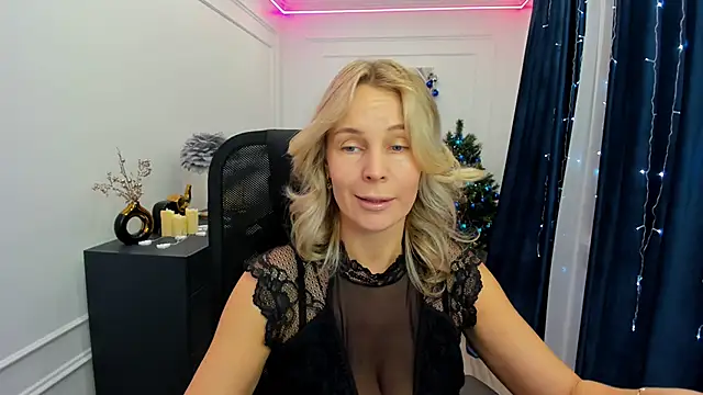 Snapshot of Sinty_Devis chatting on 12.18.25 Sinty Devis online show from 12.18.25