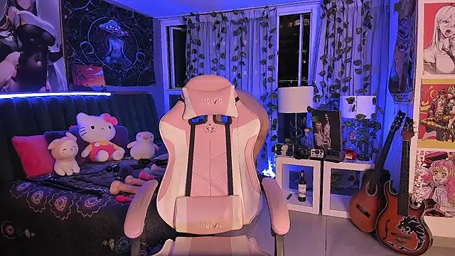 Snapshot of LanaKyutt chatting on 12.07.24 LanaKyutt online show from 12.07.24