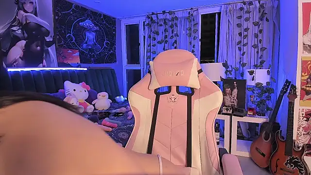 Snapshot of LanaKyutt chatting on 12.10.24 LanaKyutt online show from 12.10.24