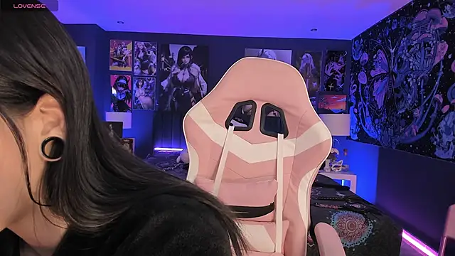 Snapshot of LanaKyutt chatting on 09.24.25 LanaKyutt online show from 09.24.25