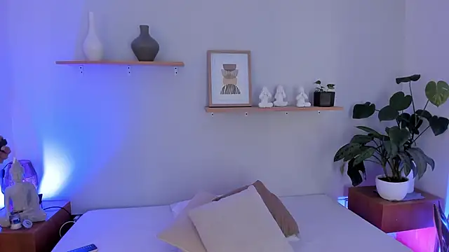 Snapshot of moll1e_ chatting on 03.09.25 moll1e online show from 03.09.25