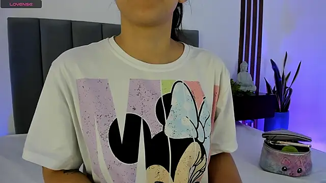 Snapshot of moll1e_ chatting on 03.15.25 moll1e online show from 03.15.25