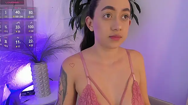 Snapshot of moll1e_ chatting on 03.22.25 moll1e online show from 03.22.25