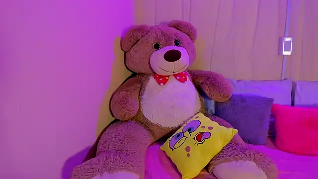 Snapshot of moll1e_ chatting on 12.04.25 moll1e online show from 12.04.25