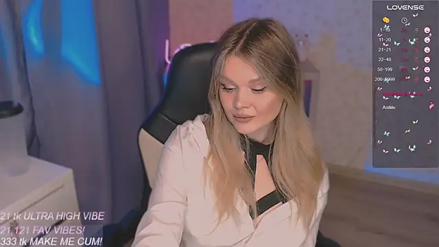 Snapshot of VeronaAura chatting on 10.02.25 VeronaAura online show from 10.02.25