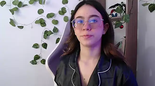 Snapshot of BlairVicent chatting on 03.18.25 BlairVicent online show from 03.18.25