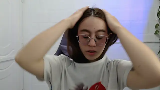 Snapshot of BlairVicent chatting on 09.22.25 BlairVicent online show from 09.22.25