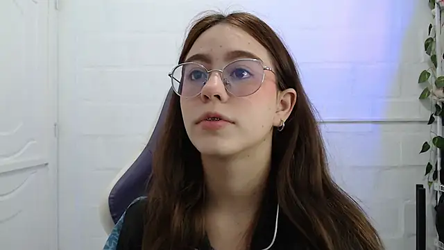 Snapshot of BlairVicent chatting on 10.03.25 BlairVicent online show from 10.03.25