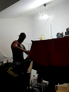 Snapshot of eltoulou chatting on 10.13.25 eltoulou online show from 10.13.25