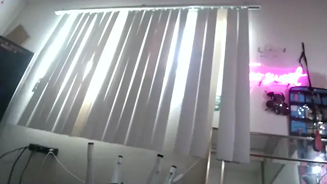 Snapshot of BeckiTooSweet chatting on 01.28.25 BeckiTooSweet online show from 01.28.25