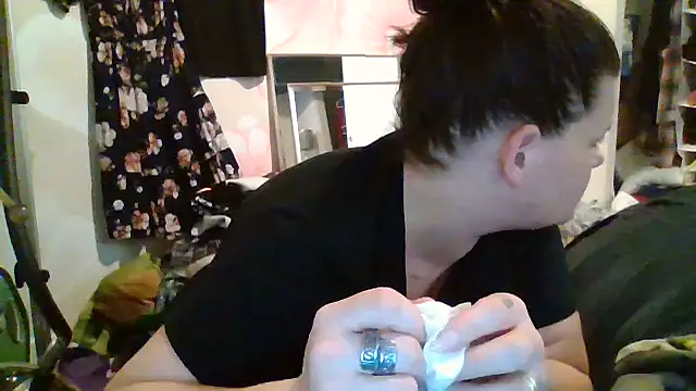 Snapshot of BeckiTooSweet chatting on 10.11.25 BeckiTooSweet online show from 10.11.25