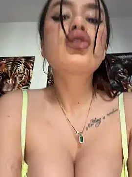 Snapshot of deliaroyal chatting on 01.28.25 deliaroyal online show from 01.28.25