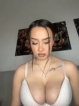 Snapshot of deliaroyal chatting on 02.08.25 deliaroyal online show from 02.08.25