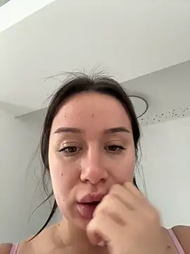 Snapshot of deliaroyal chatting on 09.25.25 deliaroyal online show from 09.25.25