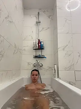 Snapshot of deliaroyal chatting on 10.17.25 deliaroyal online show from 10.17.25