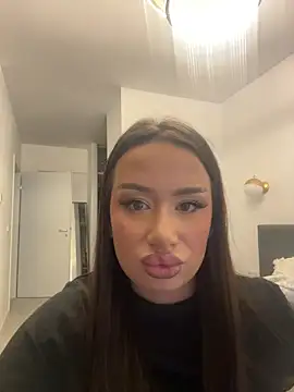 Snapshot of deliaroyal chatting on 11.18.25 deliaroyal online show from 11.18.25